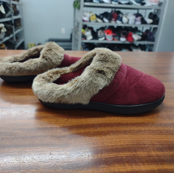 Isotoner Velour Slippers Women's Size 8.5/9 Red